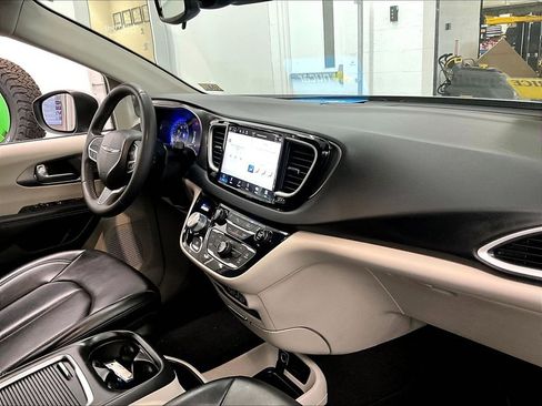 Used 2023 Chrysler Pacifica Touring-L FWD image 14