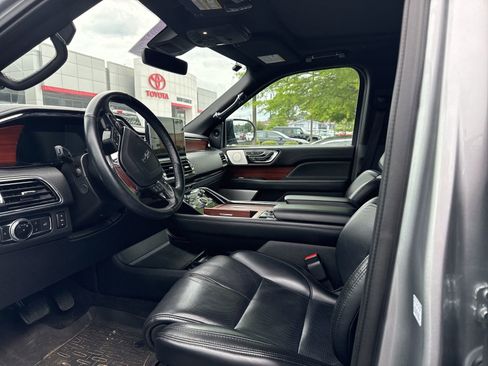 Used 2021 Lincoln Navigator Reserve w/ Luxury Package AWD/4WD image 2