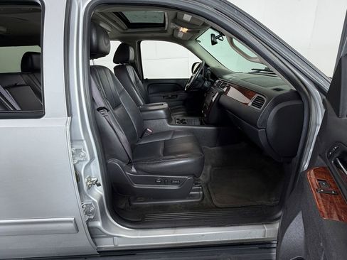 Used 2014 Chevrolet Suburban LT RWD image 5