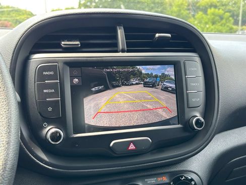 Used 2025 Kia Soul LX w/ LX Technology Package FWD image 17