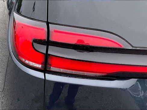 Used 2021 Chrysler Pacifica Touring-L FWD image 23