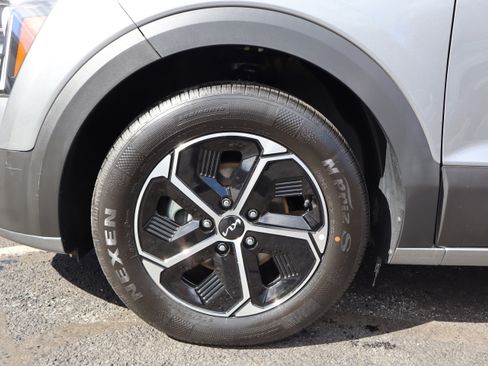 Certified 2025 Kia Niro EX image 11