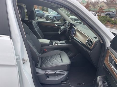 Certified 2025 Volkswagen Atlas SE image 12