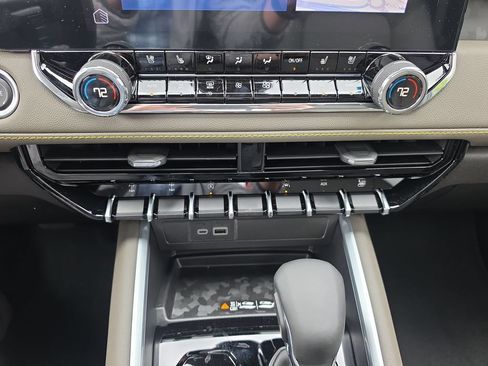 New 2026 Chevrolet Colorado ZR2 w/ Technology Package AWD/4WD image 18