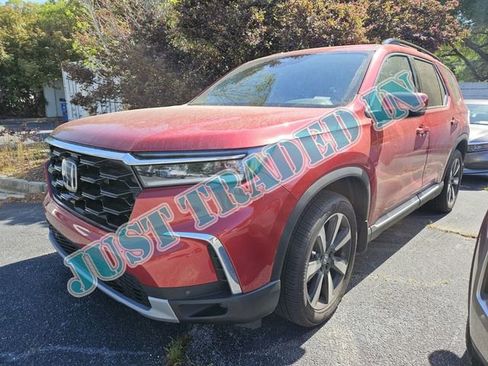 Used 2025 Honda Pilot Touring image 1