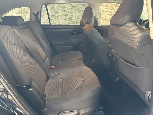 Used 2021 Toyota Highlander LE image 12