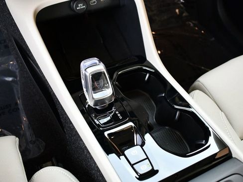 Used 2025 Volvo XC40 B5 Ultra image 53