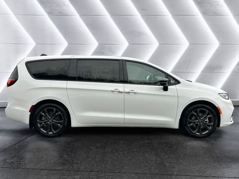 New 2026 Chrysler Pacifica Select image 7