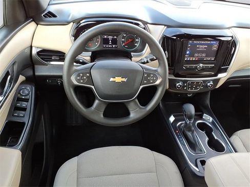 Used 2023 Chevrolet Traverse LS image 5