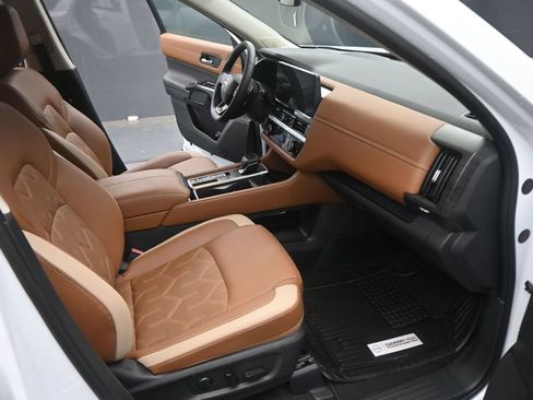 Used 2026 Nissan Pathfinder Platinum FWD image 24