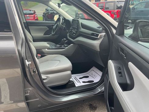 Used 2021 Toyota Highlander LE FWD image 13