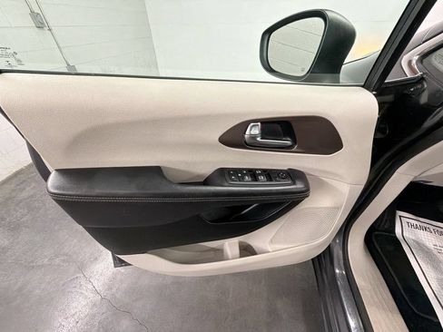 Used 2022 Chrysler Voyager LX FWD image 21