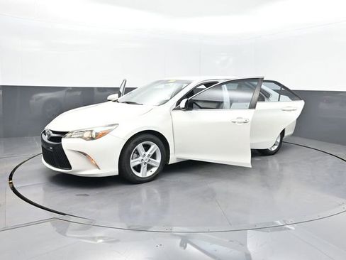 Used 2015 Toyota Camry SE FWD image 23
