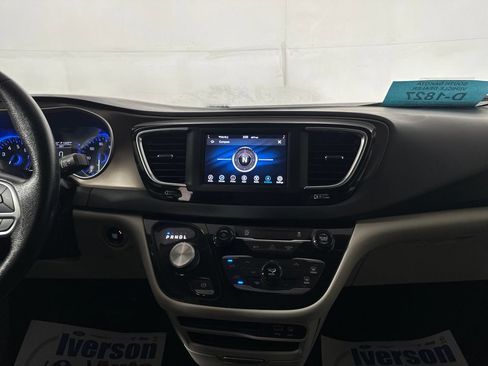 Used 2020 Chrysler Voyager Lxi FWD image 28