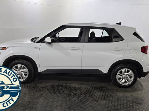 Used 2022 Hyundai Venue SE FWD image 4
