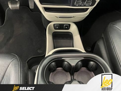 Used 2021 Chrysler Pacifica Touring-L FWD image 22