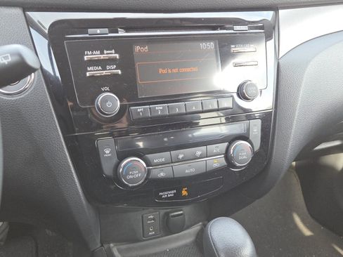 Used 2016 Nissan Rogue SV image 25