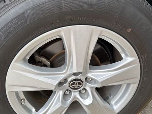 Used 2024 Toyota Highlander LE FWD image 19