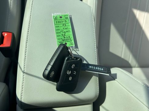 Used 2023 Volkswagen Tiguan SE image 60
