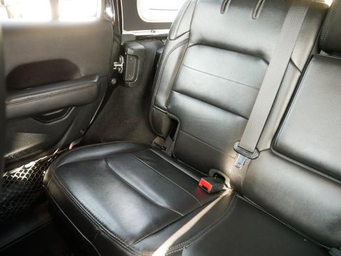 Used 2020 Jeep Wrangler Unlimited Sahara image 12