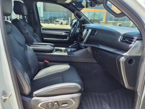 Used 2024 Jeep Wagoneer Series II AWD/4WD image 19