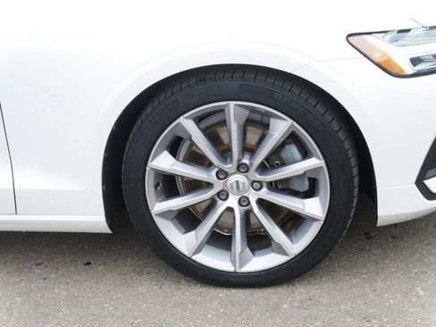 Used 2019 Volvo S60 T6 Momentum w/ Premium Package image 9