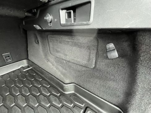 Used 2018 Jaguar F-PACE Premium image 36