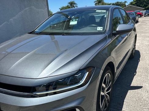 Used 2025 Volkswagen Jetta SE FWD image 1