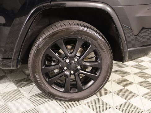 Used 2020 Jeep Grand Cherokee Altitude AWD/4WD image 19