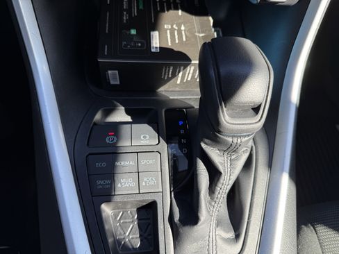 Used 2021 Toyota RAV4 LE image 26