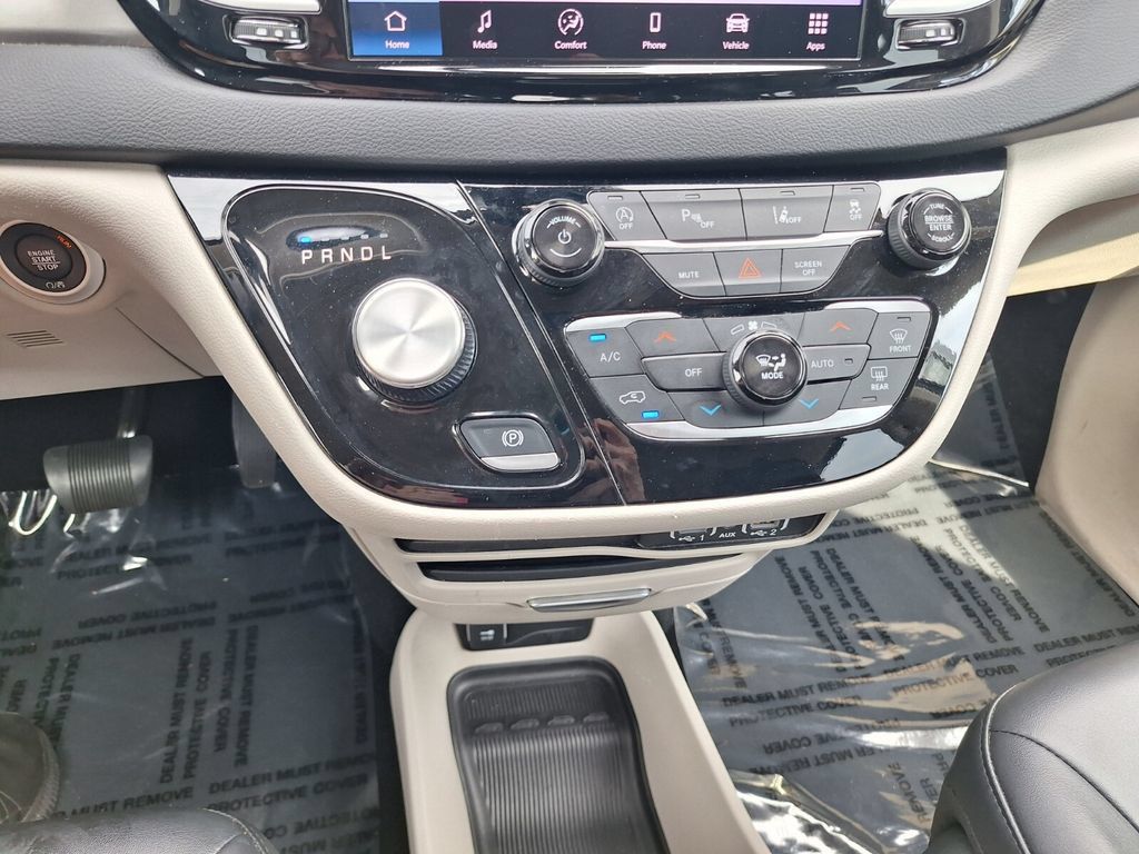 Used 2024 Chrysler Pacifica Touring-L FWD image 16