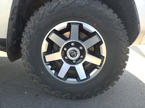 Used 2022 Toyota 4Runner SR5 AWD/4WD image 11