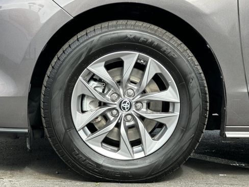 Used 2022 Toyota Sienna XLE image 27