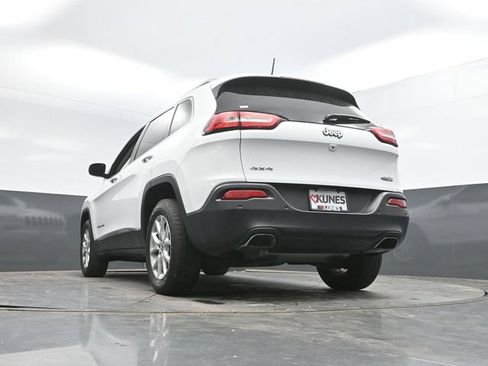 Used 2016 Jeep Cherokee Latitude w/ Safety/Convenience Group AWD/4WD image 50