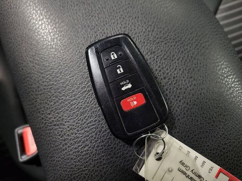 Used 2022 Toyota Camry SE image 17