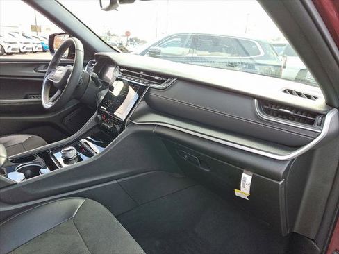 Certified 2023 Jeep Grand Cherokee Altitude image 11