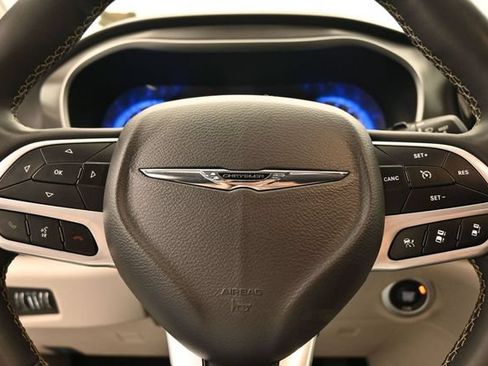 Used 2023 Chrysler Pacifica Touring-L FWD image 30