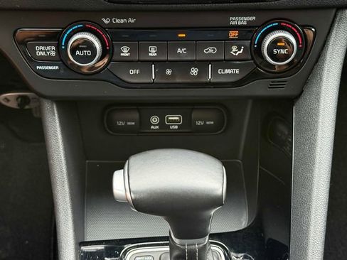Used 2017 Kia Niro EX FWD image 8