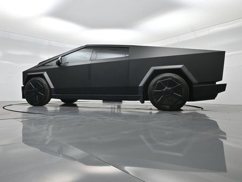 Used 2024 Tesla Cybertruck AWD Crew Cab image 46