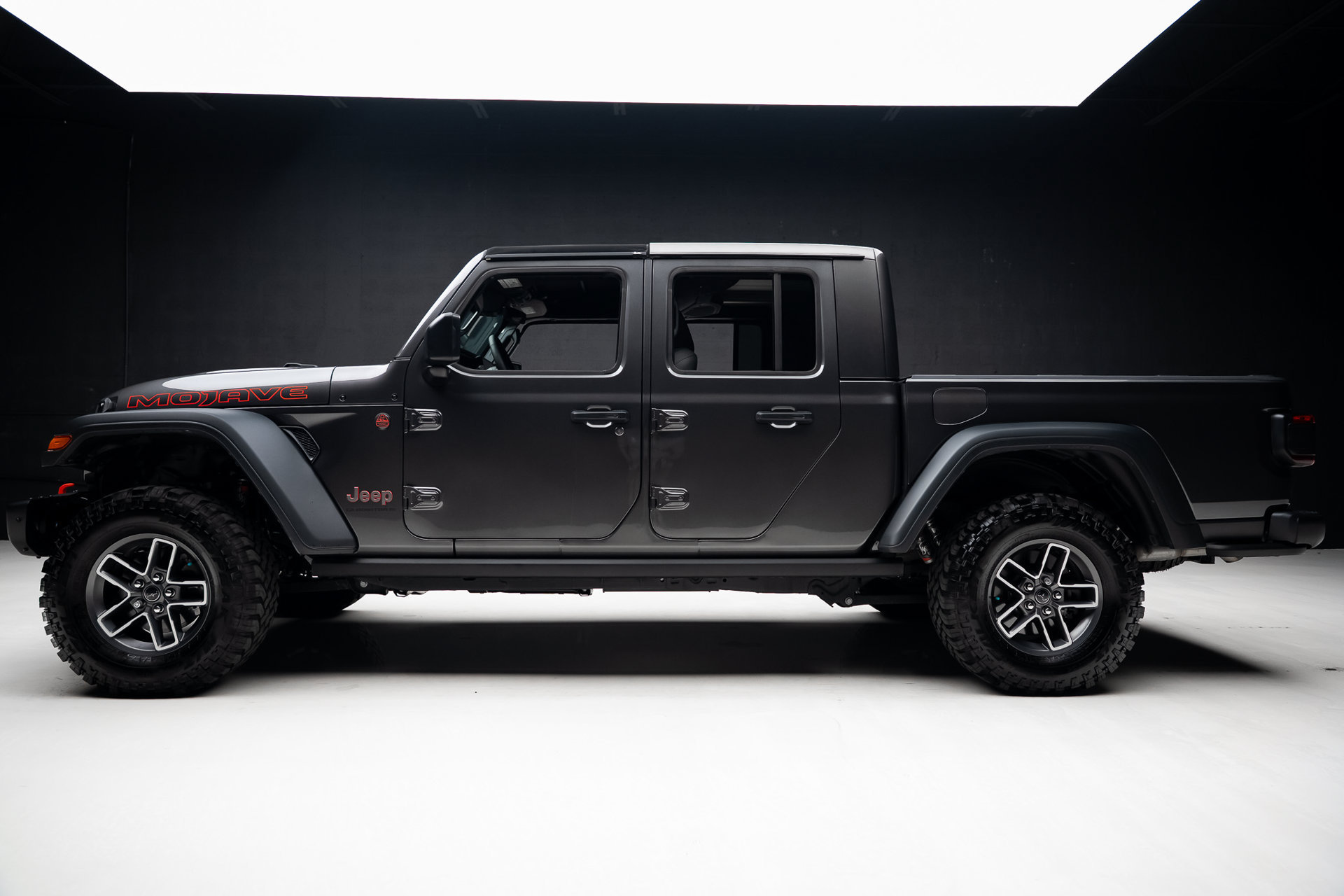 Used 2025 Jeep Gladiator Mojave w/ Steel Bumper Group AWD/4WD image 16