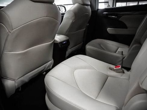 Used 2022 Toyota Highlander Limited image 19