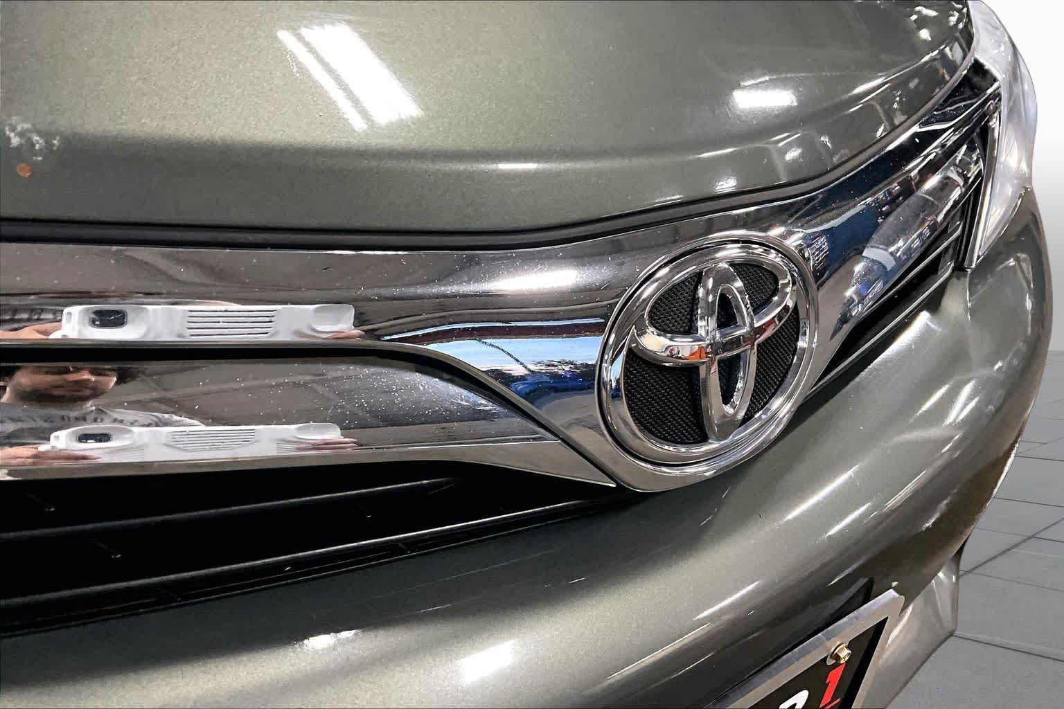 Used 2014 Toyota Camry XLE FWD image 28
