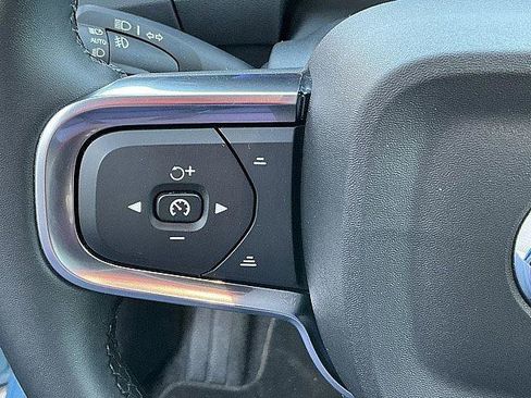 Certified 2025 Volvo XC40 B5 Plus AWD/4WD image 28