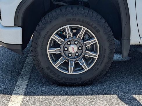 Used 2024 GMC Sierra 1500 AT4 w/ Technology Package AWD/4WD image 11