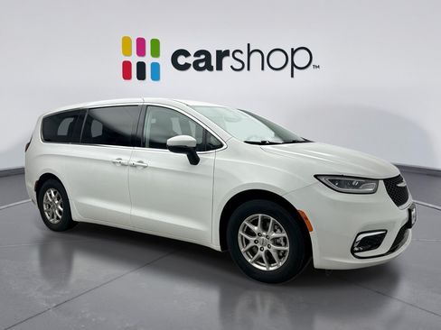 Used 2023 Chrysler Pacifica Touring-L FWD image 7