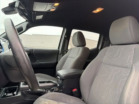 Used 2018 Toyota Tacoma TRD Sport image 16