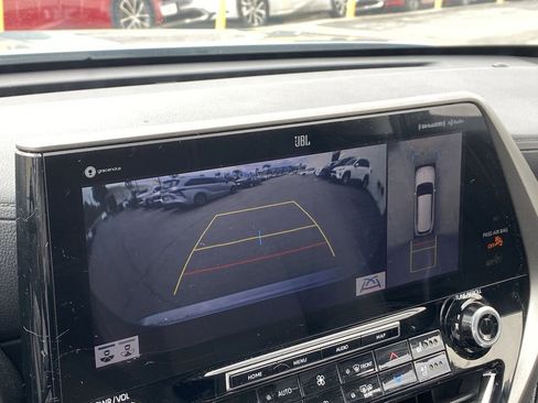 Used 2021 Toyota Highlander Limited FWD image 8