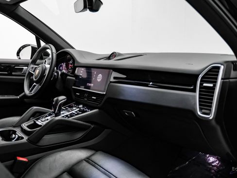 Used 2022 Porsche Cayenne w/ Premium Package image 36