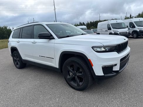 Used 2023 Jeep Grand Cherokee L Limited w/ Black Appearance Package AWD/4WD image 9