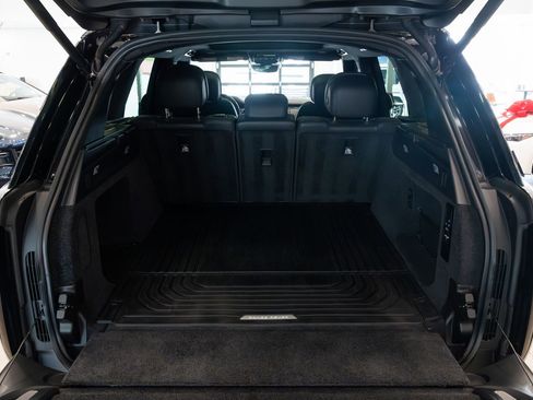 Used 2024 Land Rover Range Rover SE image 8